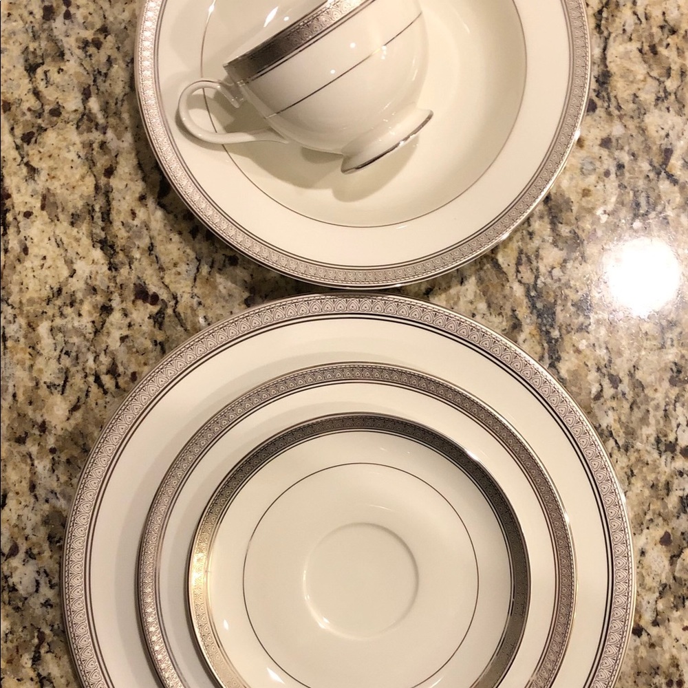 Fine wedding china - Picture 1 of 4